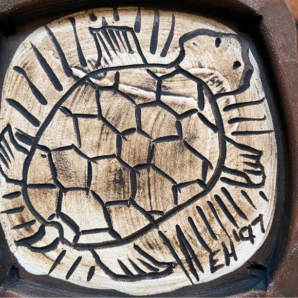 Square Ceramic Plate with Turtle Design in relief. Hand carved. Earthenware. - Picture 4 of 10